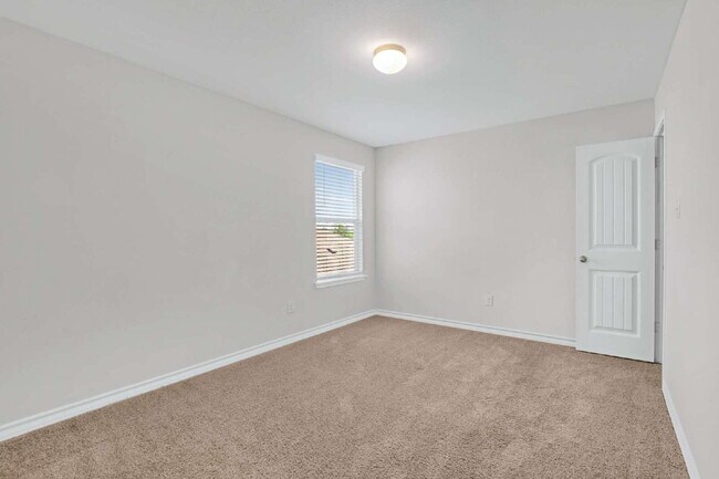 Building Photo - "Spacious 5-Bedroom Sanctuary with 2.5 Bat...