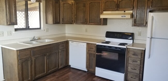 Building Photo - 2 Bed, 1 & 1/2 Bath, 1 Car Garage Duplex off of Patterson!!!!