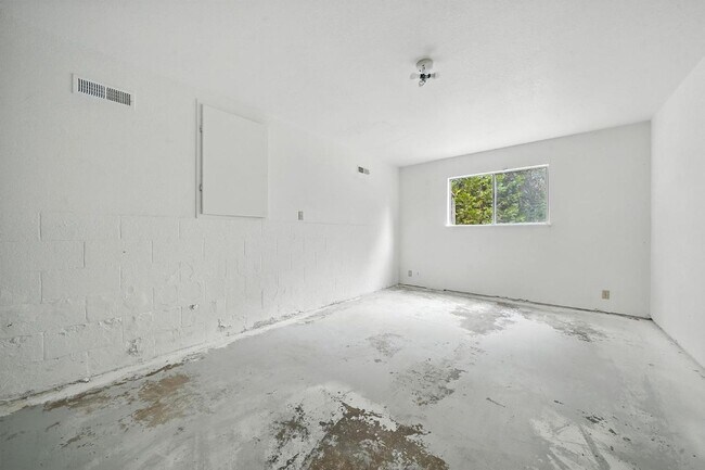 Building Photo - Large 2 Bedroom Home