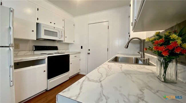 Building Photo - 505 Buttercup Ln