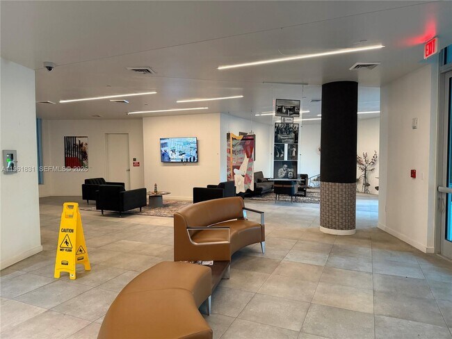 Building Photo - 437 SW 4th Ave