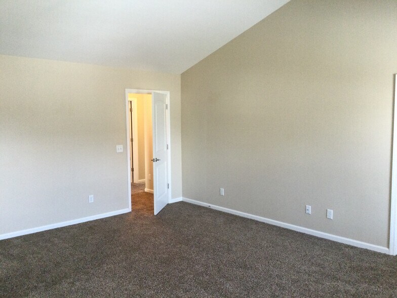 Building Photo - 173 Magnolia Dr