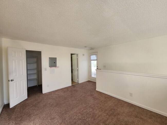 Building Photo - Cozy Split-level Condo with a Private Balcony!