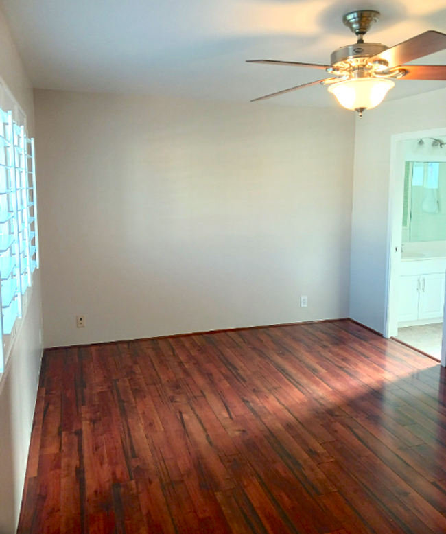 Building Photo - Immaculate 3Bedroom 2.5Bath Corner Unit - ...