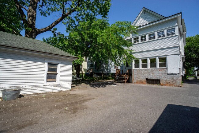 Building Photo - 116 Victoria Pl