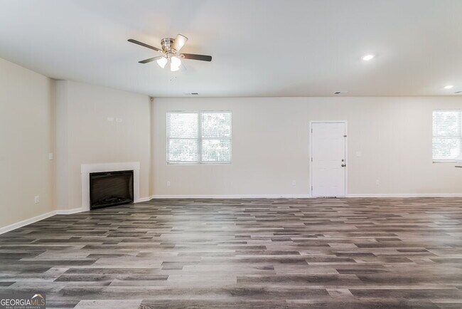 Building Photo - 444 Clematis Court