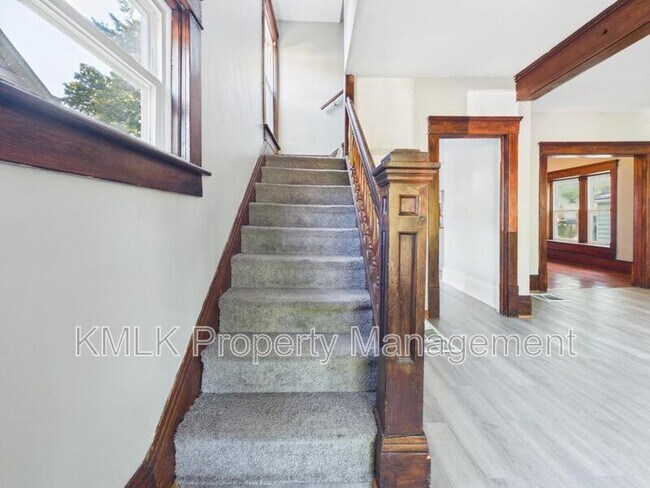 Building Photo - 701 Kling St