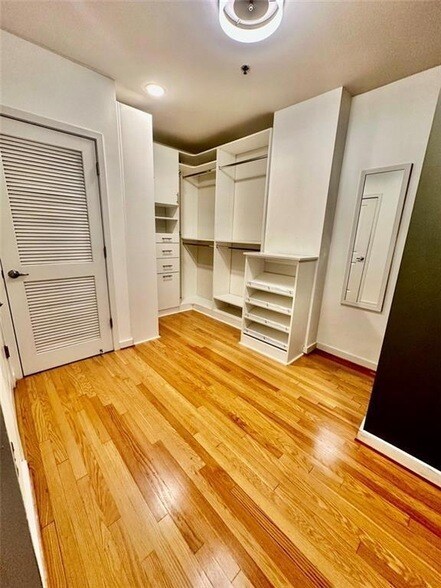 Building Photo - 923 Peachtree St NE