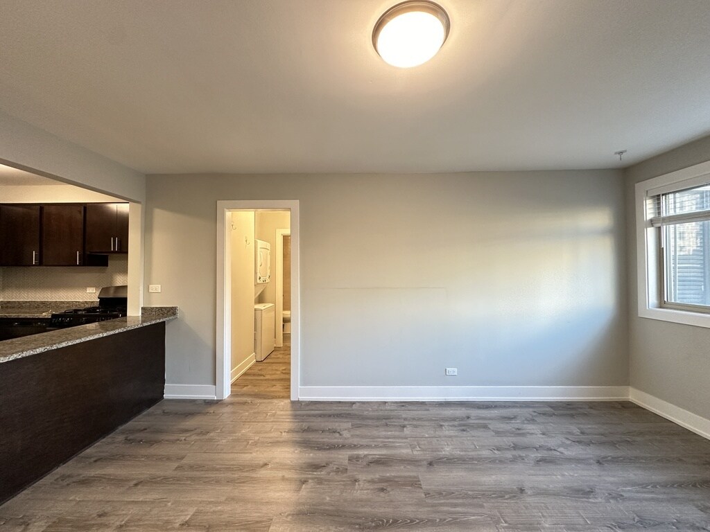 Building Photo - 533 W Surf St