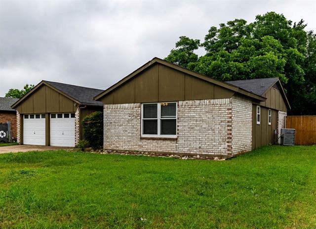 Building Photo - 513 NW Charlyne Dr