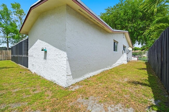 Building Photo - 920 NW 92nd Ave