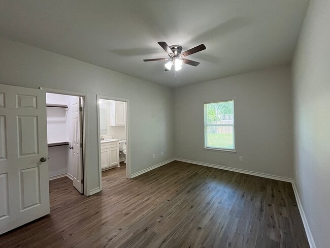 Building Photo - NEWER BUILD IN PA CLIFFS!!