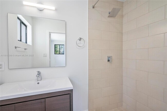 Building Photo - 490 NE 141st St