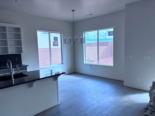 Building Photo - Brand New Ivory Home close to Sand Hollow