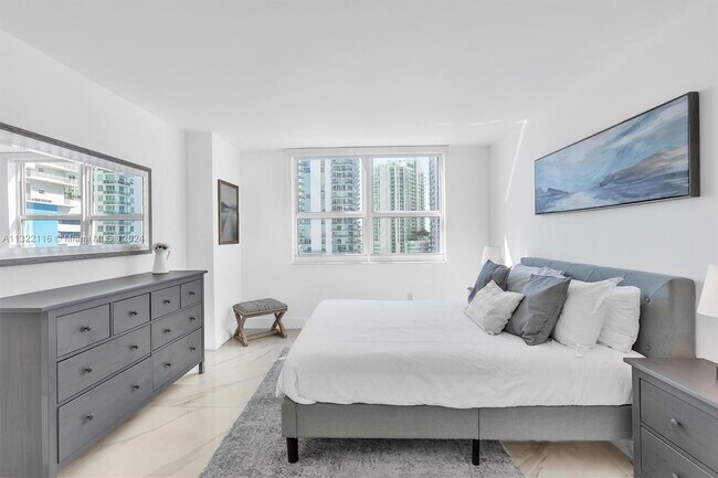 Building Photo - 1155 Brickell Bay Dr