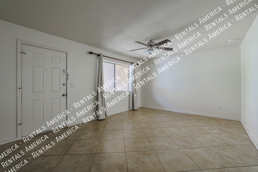 Building Photo - 1014 E Spence Ave