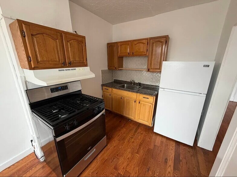 Building Photo - 981 Hancock St