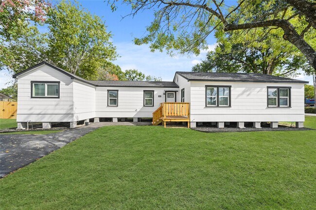 Primary Photo - 205 Raymond St