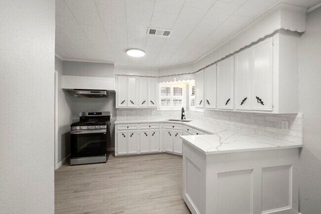 Building Photo - 6438 Pinehurst Dr