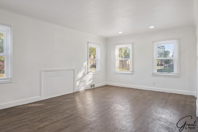 Building Photo - 4 bedroom $1550