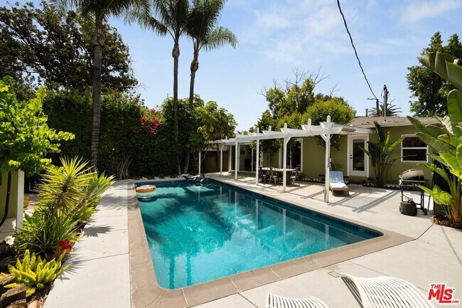 Building Photo - 22621 Dolorosa St