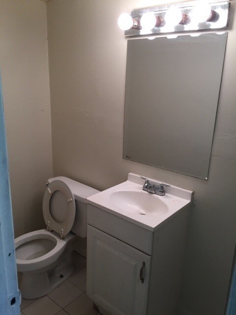 Building Photo - 3-2 House with Central air and carport !