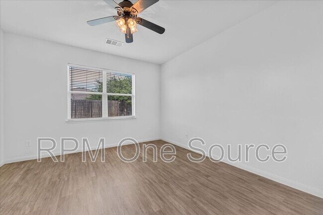 Building Photo - 113 Oriole Dr