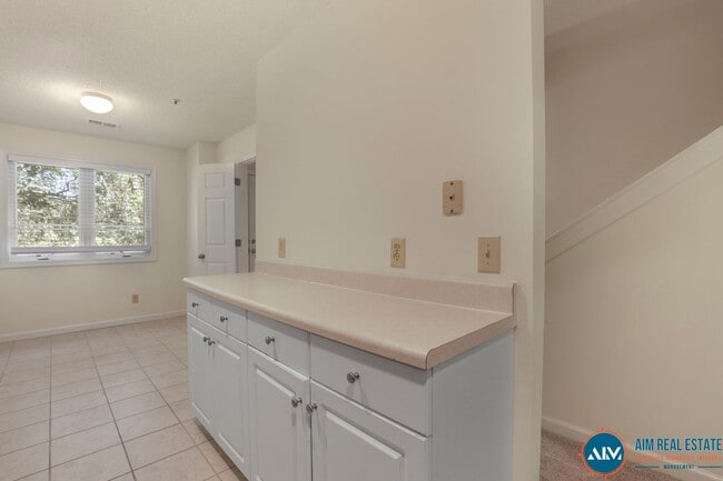 Building Photo - Updated Wyndemere Condo at Yacht Cove – Fr...