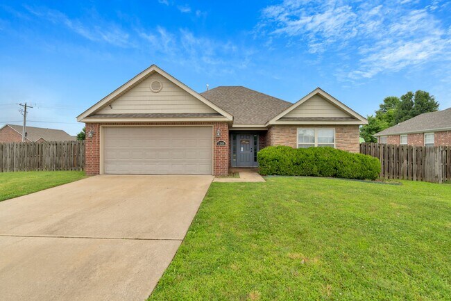 Building Photo - Fresh 3 Bed 2 Bath home in great location!