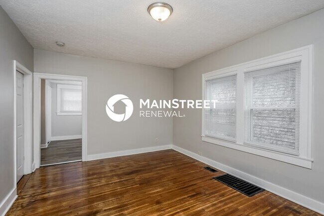 Building Photo - 4 Bedroom Pet-Friendly Home in Louisville, KY with Main Street Renewal