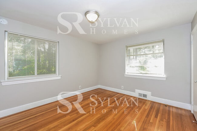 Building Photo - Enjoy one-level living in this 3 bedroom, 2 bathroom ranch-style home