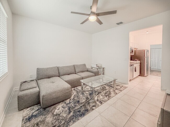 Building Photo - 1 Bedroom / 1 Bathroom Private Furnished Suite Available for Immediate Move-In!