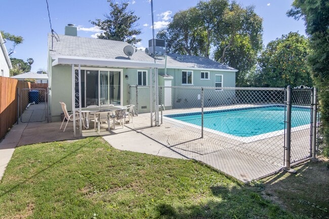 Building Photo - Charming 2-Bedroom Northridge Home with Pr...