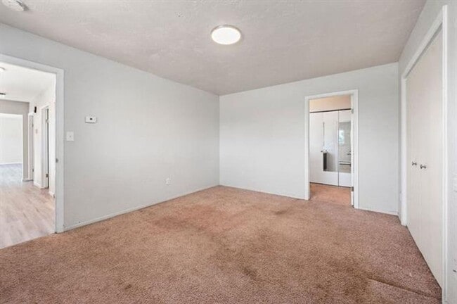 Building Photo - 3 Bed 2.5 Bath Home Available!