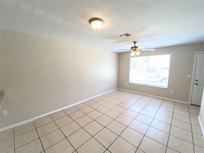 Building Photo - 1936 Sunshine Blvd