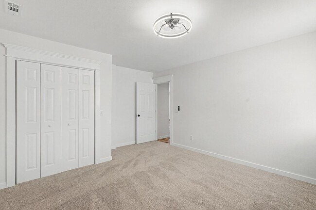 Building Photo - Deavila - Walnut Valley