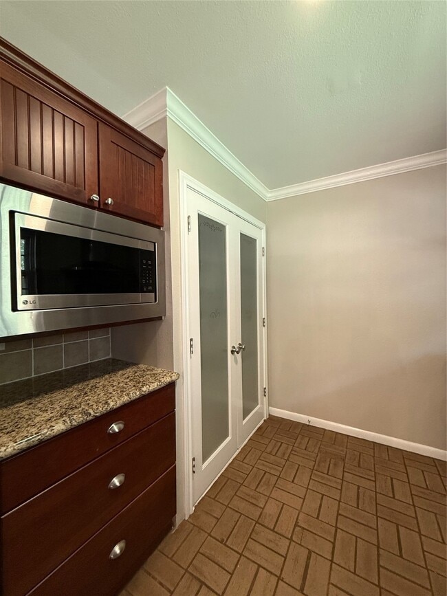 Building Photo - 9646 Meadowglen Ln