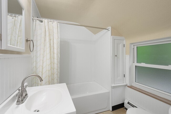 Building Photo - Stunning 3 bedroom home in Wilkins Township available June 15!