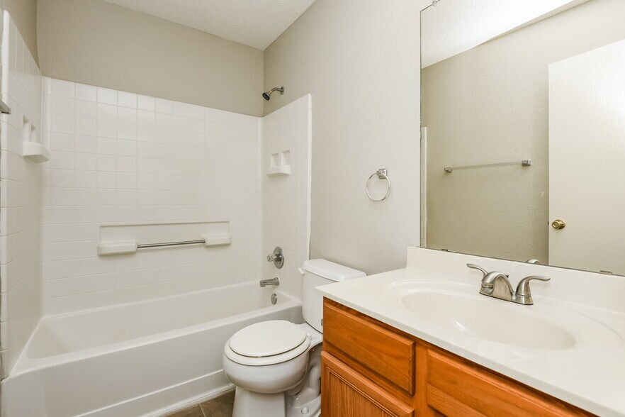 Building Photo - 7948 Meadow View Tr