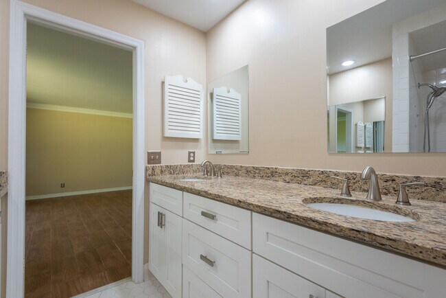 Building Photo - 119 Rio Pinar Dr