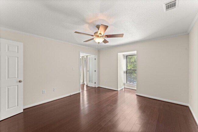 Building Photo - 25312 Plantation Dr NE