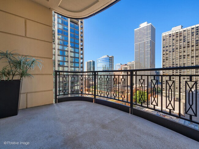 Building Photo - 10 E Delaware Pl