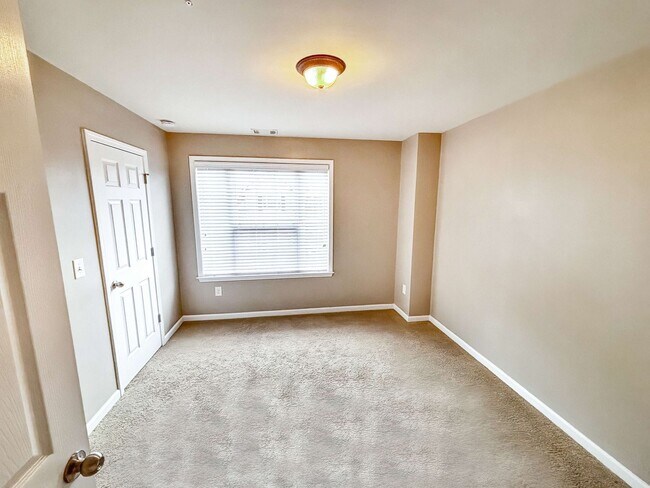 Building Photo - End Unit Townhome - 3BR, 2.5BA with Garage