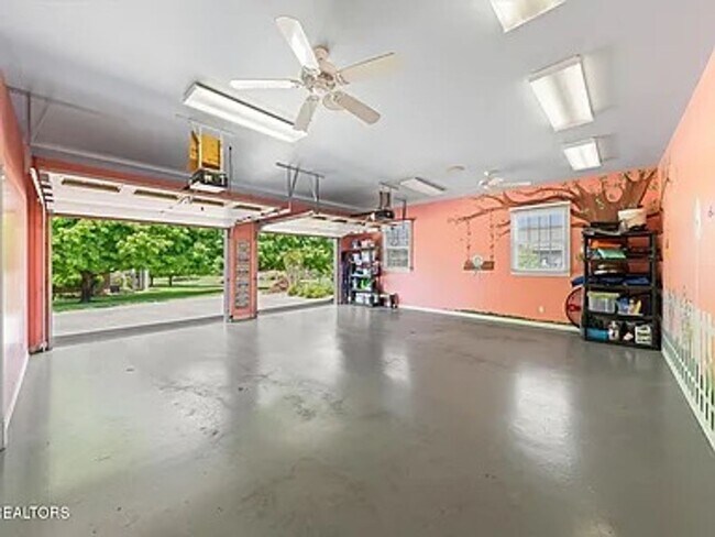 Building Photo - Luxury & Convenience!!