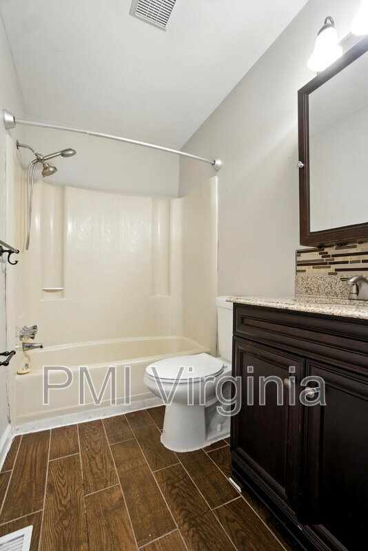 Building Photo - 5489 Glenville Cir