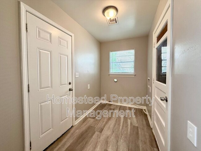 Building Photo - 1724 E Park Pl