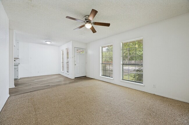 Building Photo - 806 W Belden St