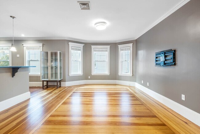 Building Photo - 22 Clarendon Ave