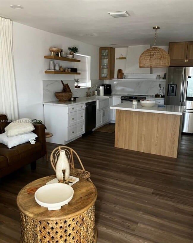 Building Photo - 8221 NW South River Dr