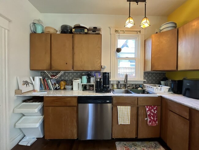 Building Photo - Warm and Welcoming Portland Home with Classic Charm, Modern Kitchen & Outdoor Deck